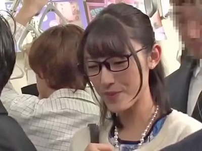 痴漢を悟られたくなくて我慢してたら大量中出しされちゃうメガネ妻