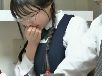 ママに隠れてマジメな娘に手を出すイケナイお父さん