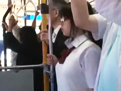地味メガネJKが通学バスでの痴漢レ●プによって2穴同時に姦通されてしまう衝撃映像
